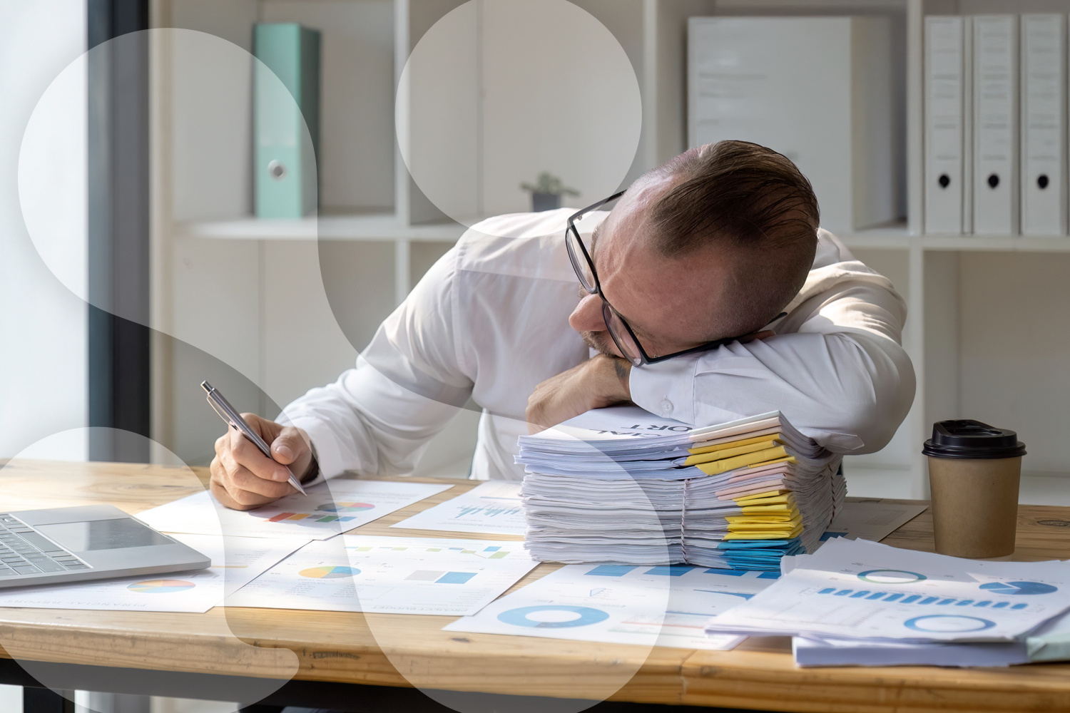 Homme couché sur paprasse fatigué